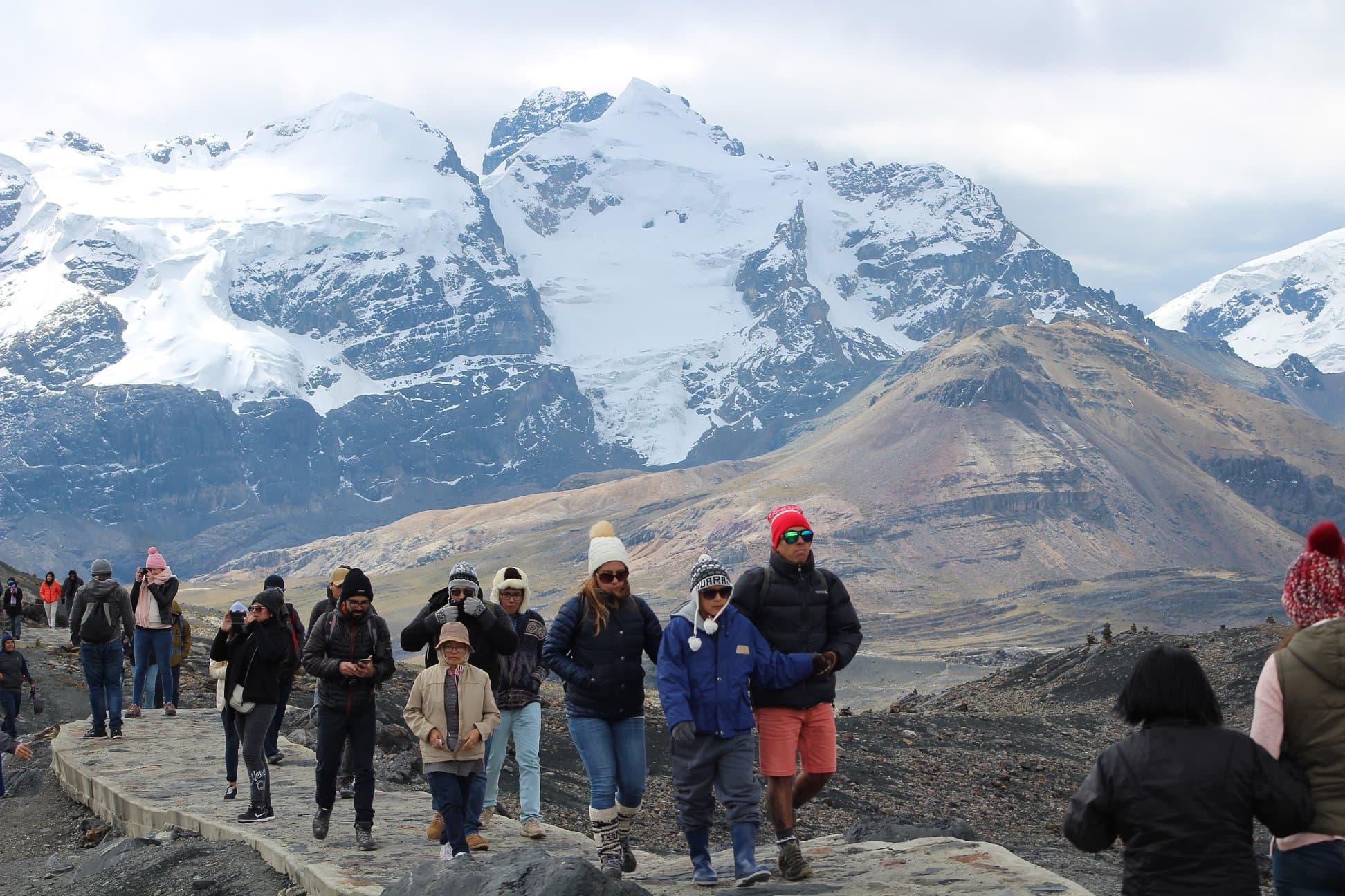 Equipo de montana preparandose para una salida.