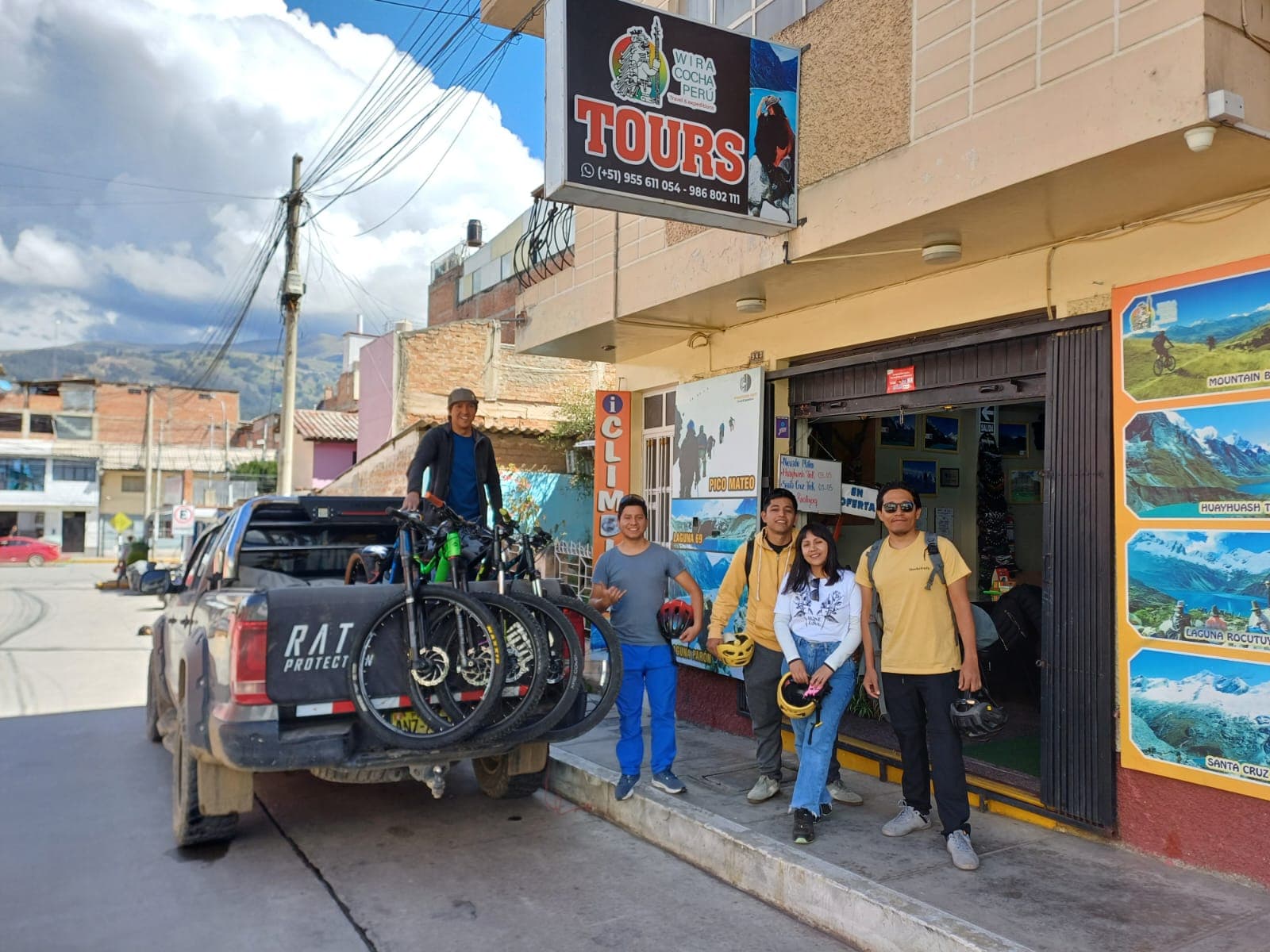 Panoramica de un valle andino al atardecer.